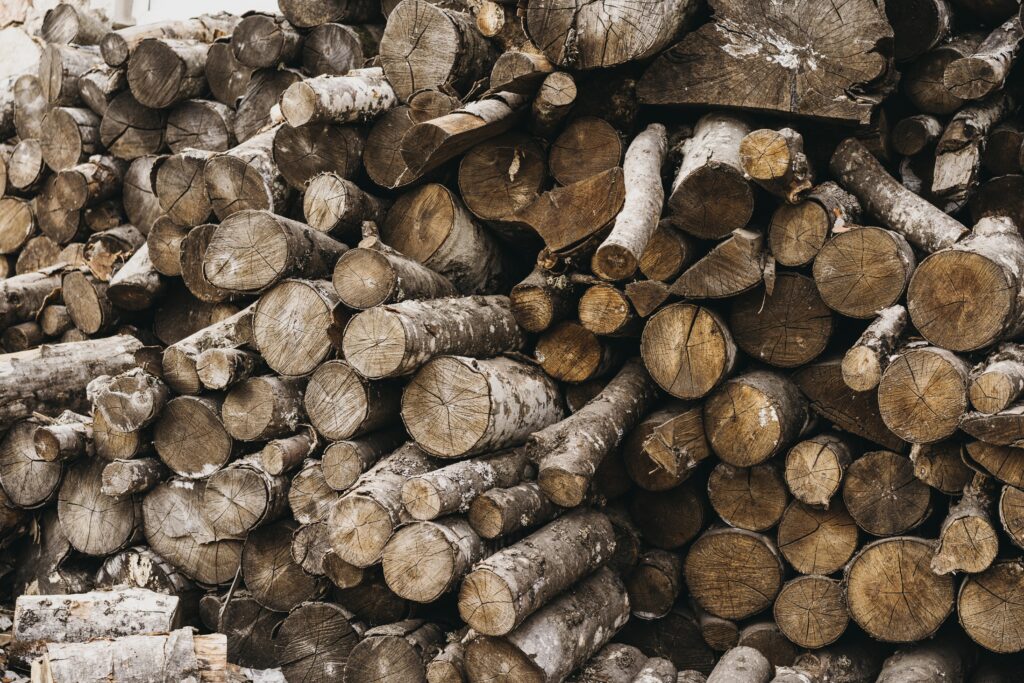 Bûches fendues prêtes à brûler
